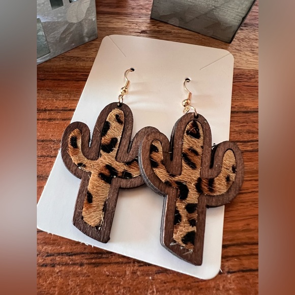 2/12$ Wood faux hide cactus animal leopard cheetah print lightweight earrings - Picture 2 of 2